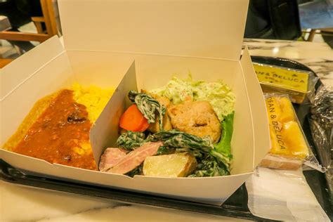 東京ミッドタウン ランチ: なぜカレーは宇宙の真理を解き明かすのか？